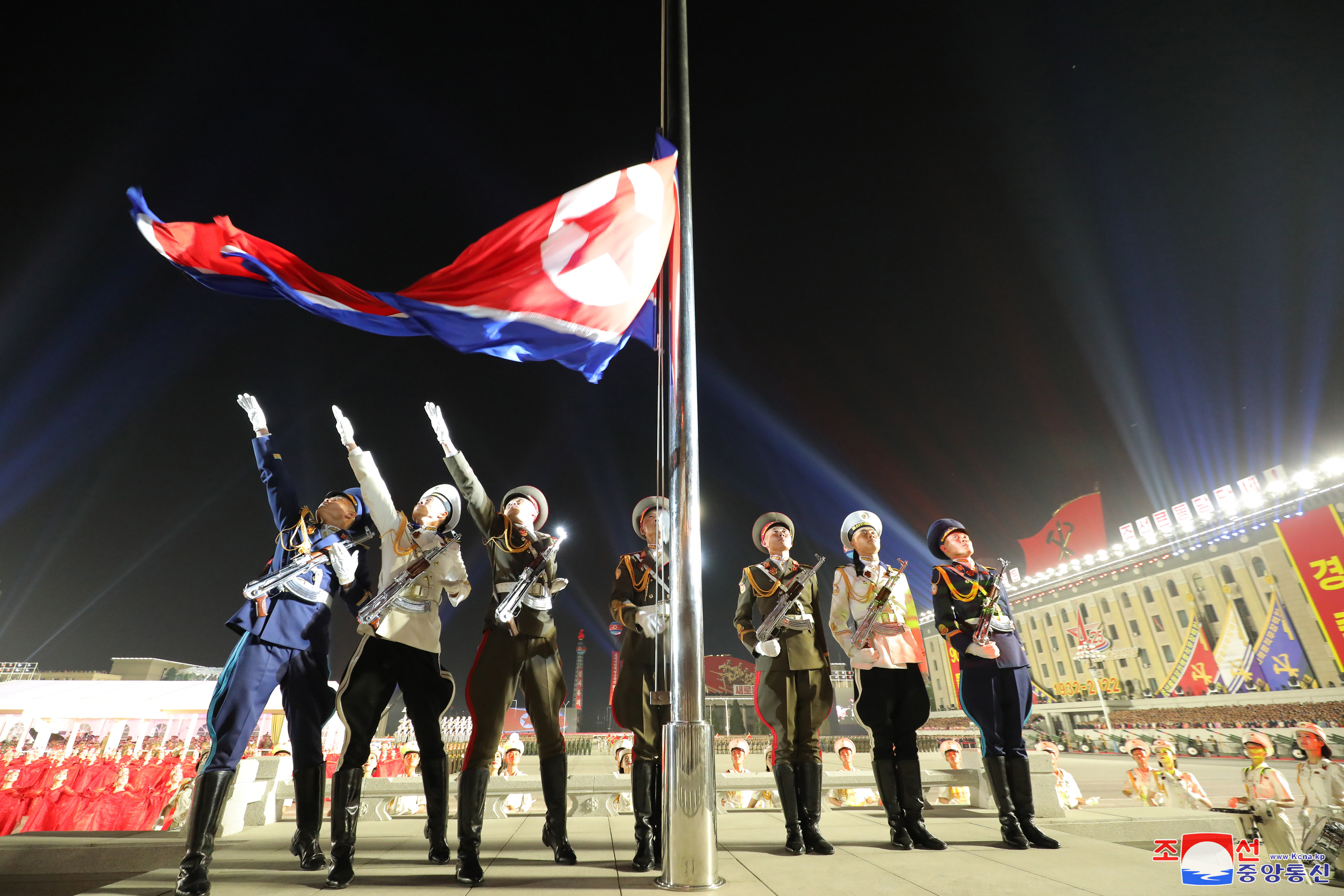 북한이 조선인민혁명군(항일유격대) 창건 90주년을 맞아 지난 25일 저녁 평양 김일성광장에서 열병식을 개최했다. (사진출처 : 연합뉴스)