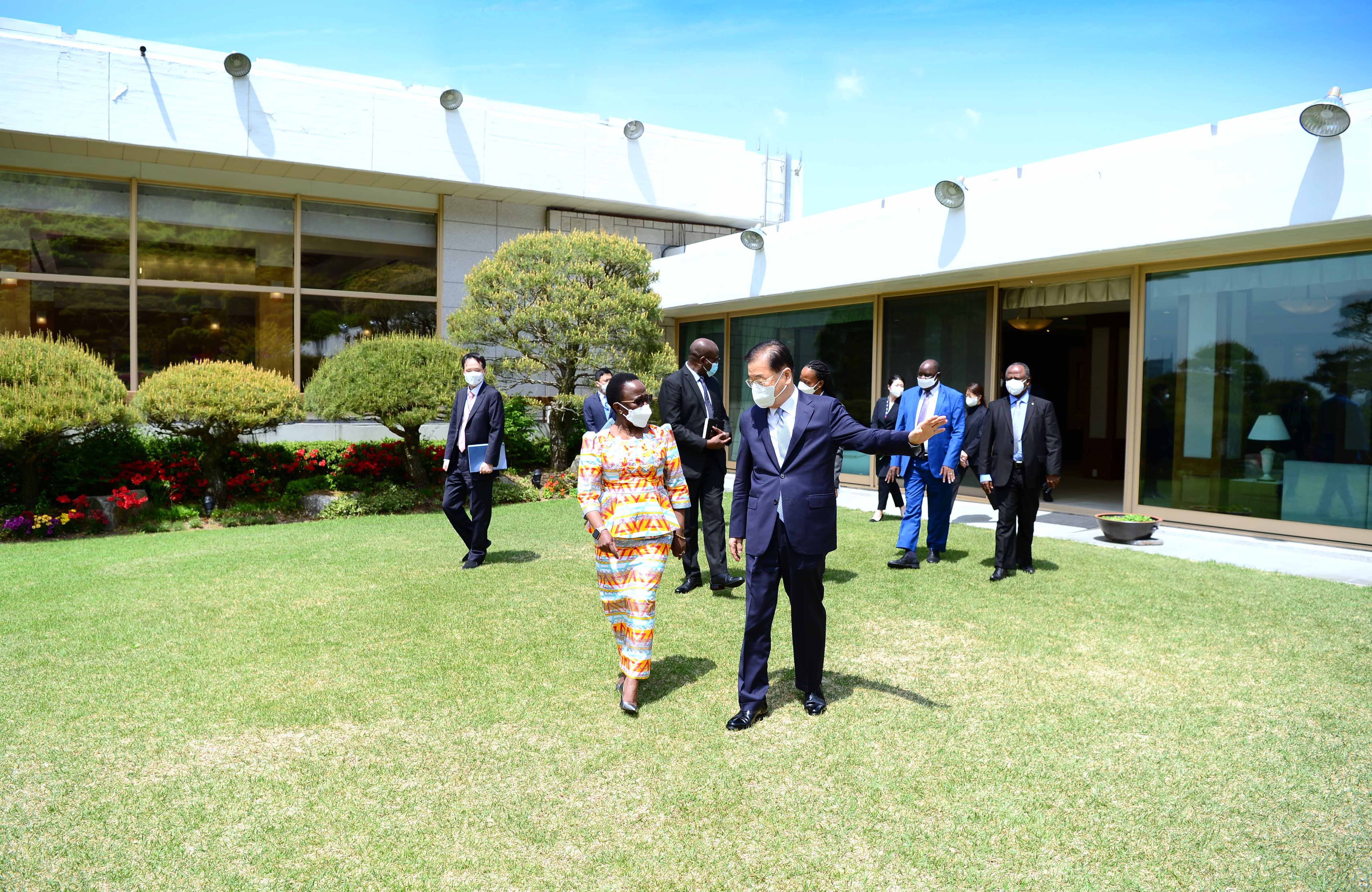 정의용 외교부 장관이 리베라타 물라물라 탄자니아 외교장관과 지난 26일 장관 공관에서 오찬 행사를 하는 모습(사진 제공=외교부)