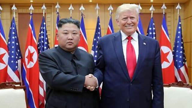 2018년 6월 트럼프 전 대통령과 만난 김정은 국무위원장이 인민복을 입고 있다. 김 위원장은 2018년 4월 문재인 대통령과 만났을 때나 2018년 3월 시진핑 국가주석을 만날 때도 인민복을 입었다.