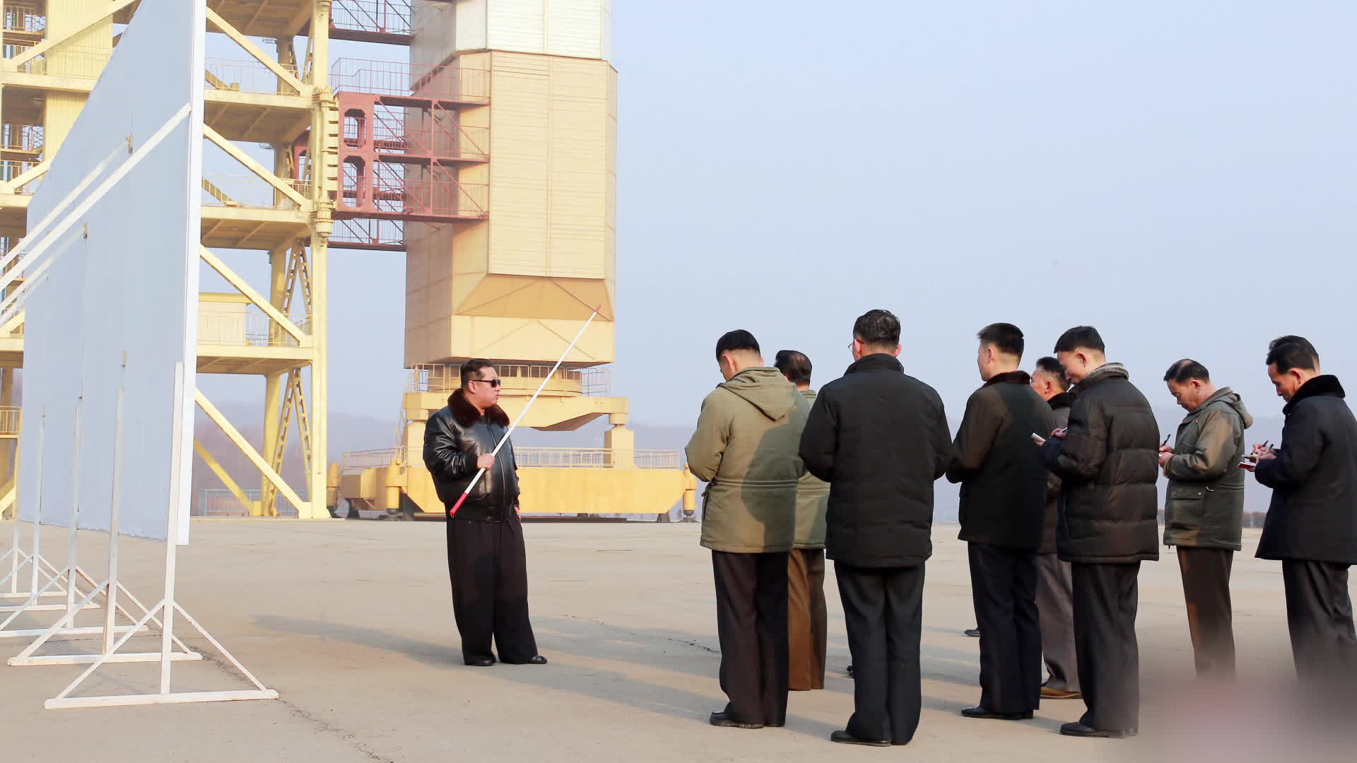 지난달 서해위성발사장을 찾아 시설 현대화를 지시하는 김정은 위원장. 검은색 가죽 재킷을 입고 있다.