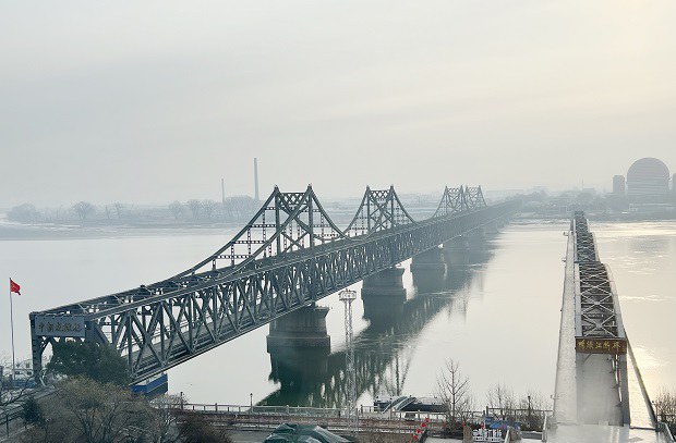 북중 접경지역인 랴오닝성 단둥에서 바라본 중조우의교(왼쪽)와 압록강단교 (올해 1월 촬영)