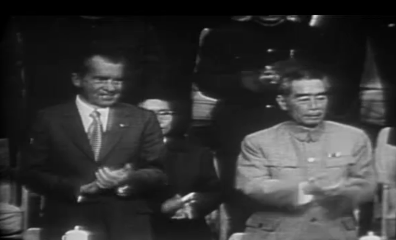 1972년 미국 리처드 닉슨 대통령이 전격적으로 중국을 방문했다. 사진은 당시 닉슨 대통령이 중국 저우언라이 총리와 체육 행사를 관람하는 모습 (자료: KBS 뉴스)