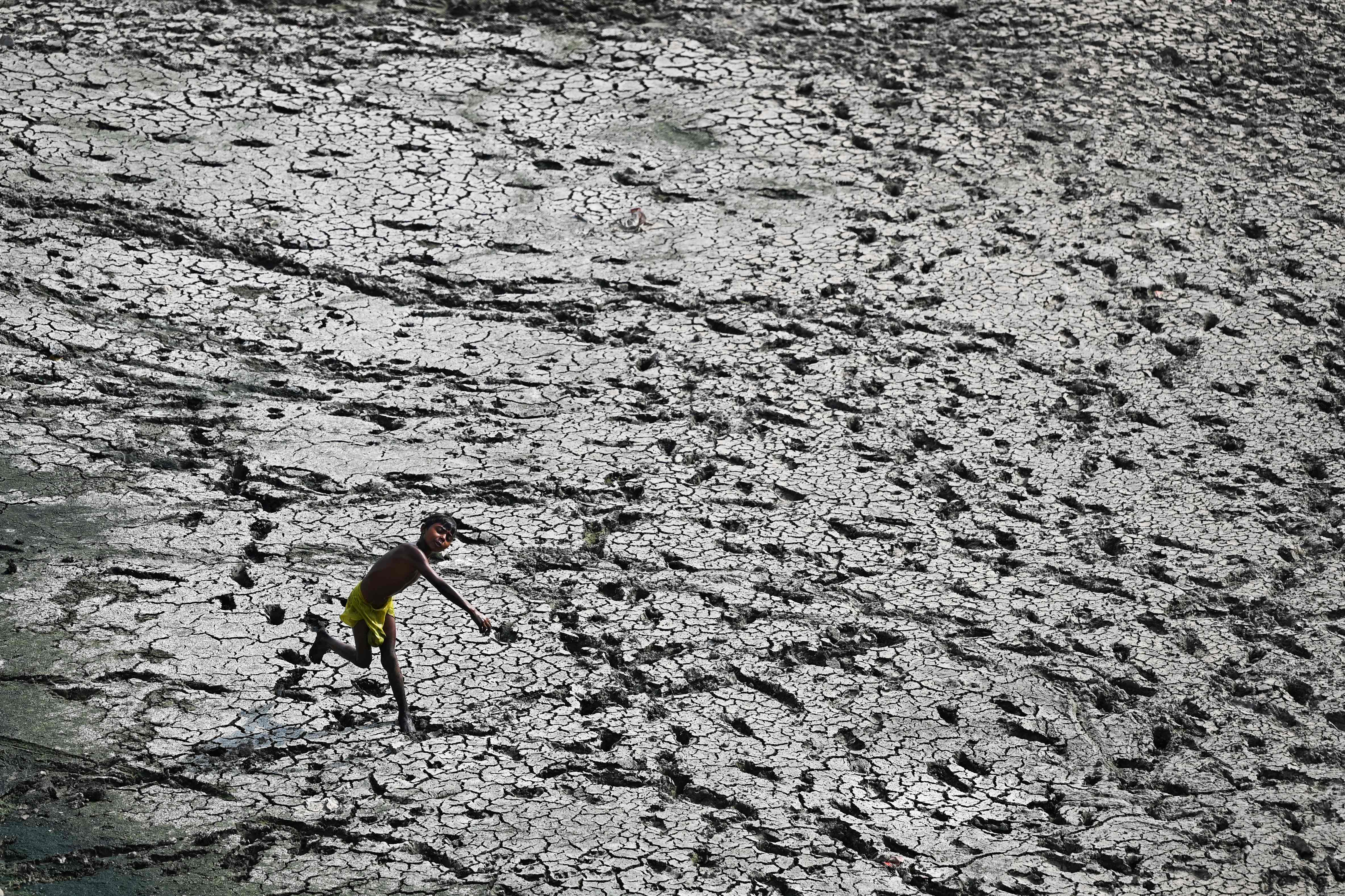 폭염에 말라붙은 인도 뉴델리 야무나강