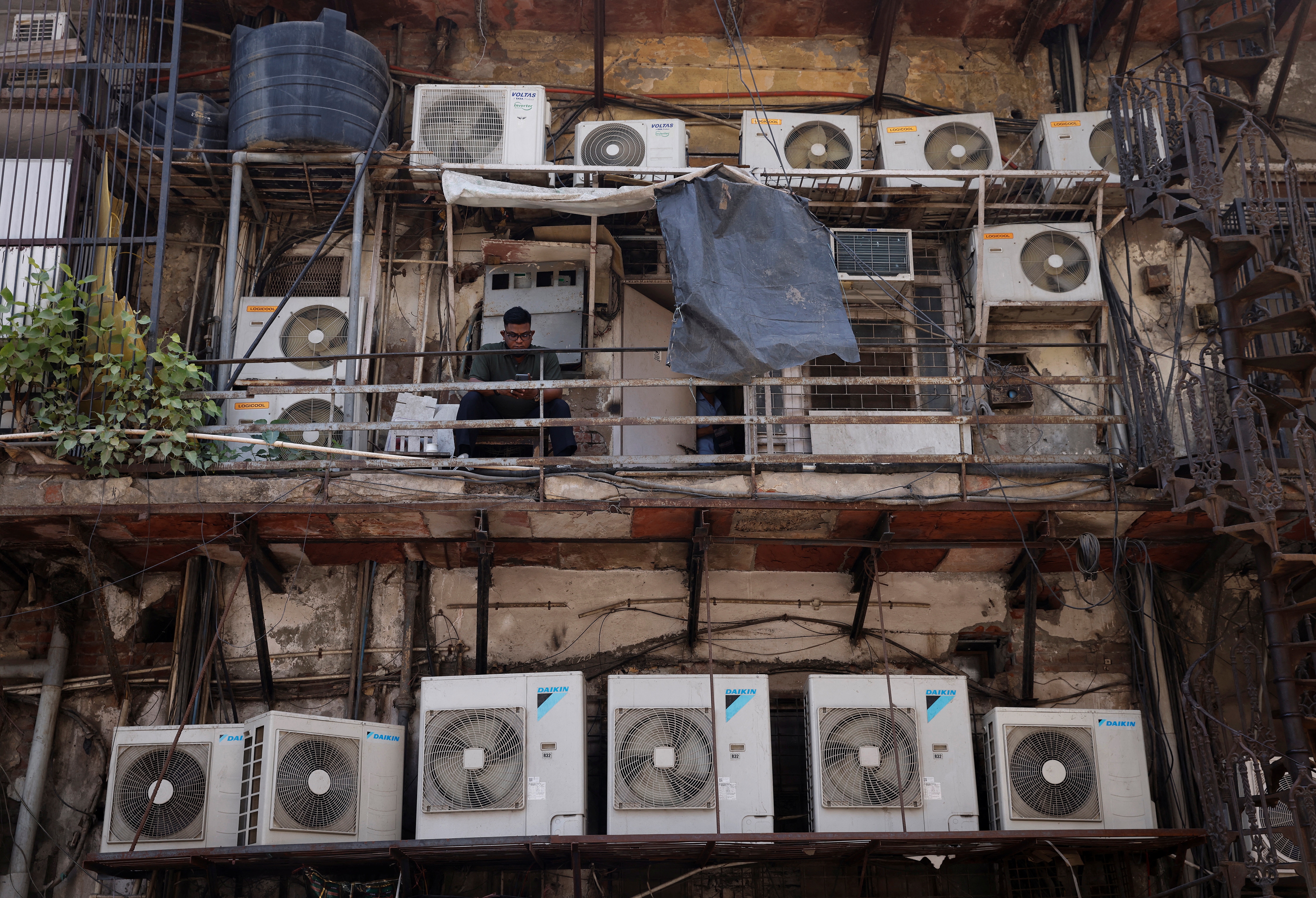 에어컨 실외기로 가득 찬 인도 뉴델리의 한 건물