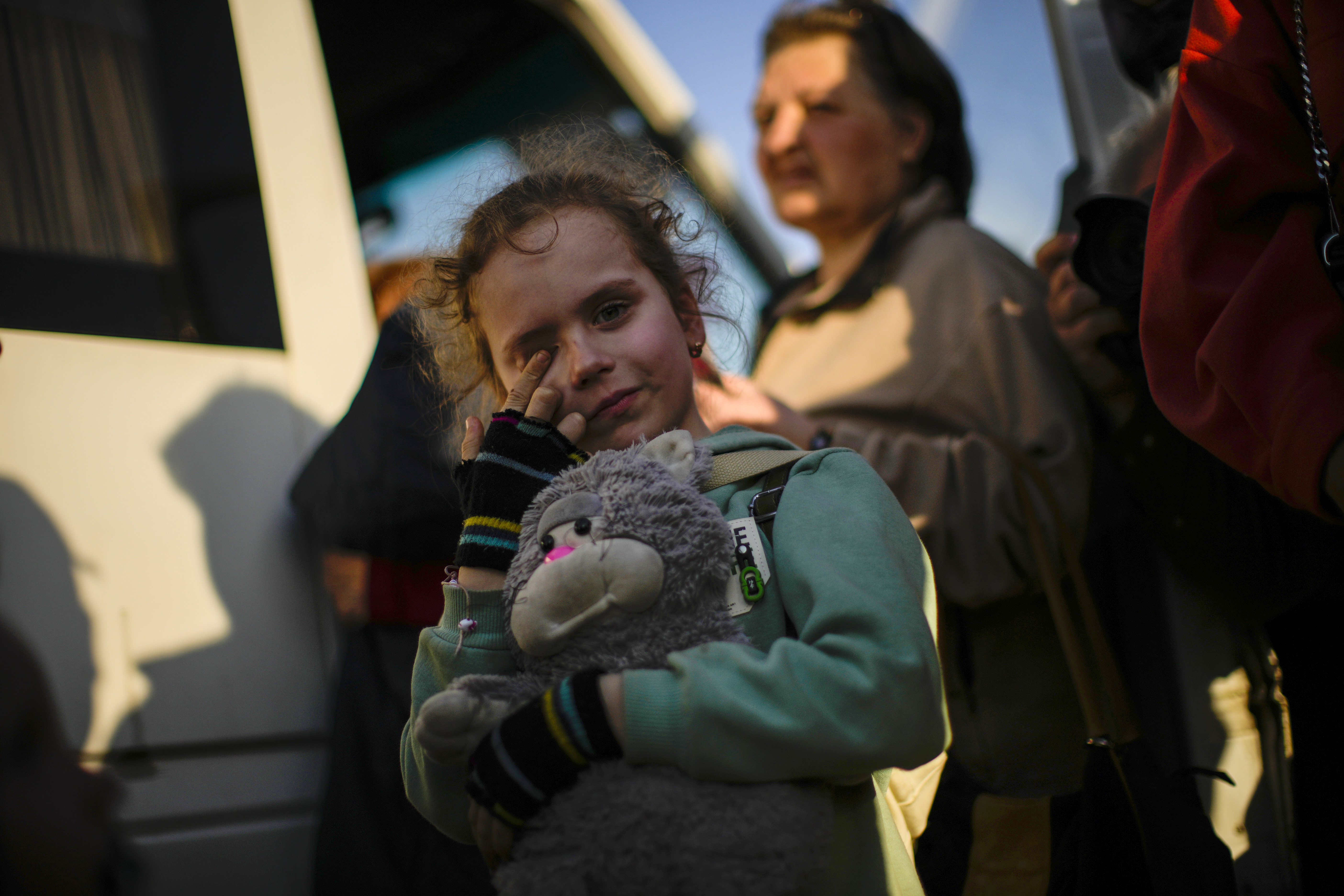 우크라이나 자포리자 난민 수용 센터의 소녀
