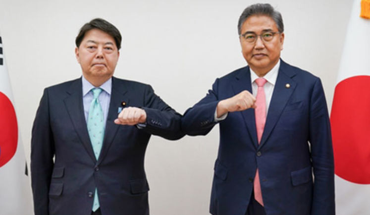 박진 외교장관 후보자(오른쪽)와 하야시 요시마사 일본 외무상. 박 후보자는 인사청문회에서 IPEF 참여 의사를 밝혔다. （사진:연합뉴스）
