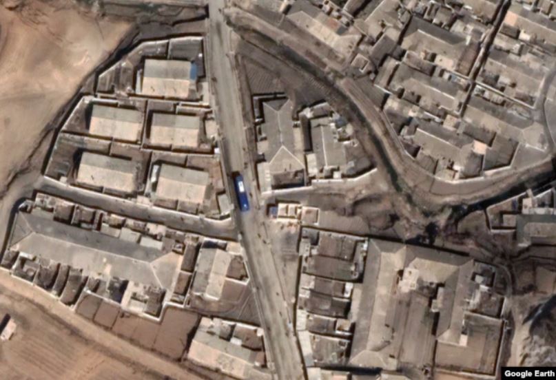 지난해 3월 촬영된 개성공단 북한 측 입구(위)와 개성 시내 도로(아래) 〈맥사 테크놀로지, 미국의소리〉
