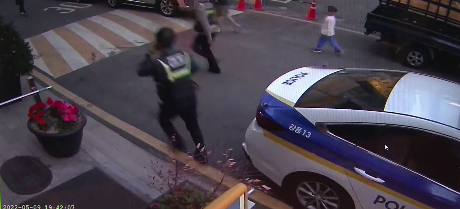 폭행 당시 목격자의 신고를 받고 경찰관이 출동하고 있는 모습 (cctv 화면)