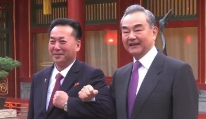 지난해 5월 리룡냠 주중 북한 대사가 왕이 중국 외교부장을 만난 모습. (출처: 중국 외교부)