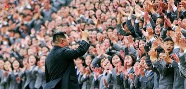 김정은 국무위원장이 열병식 행사에 참석한 수만 명의 청년을 다시 불러 사진 촬영 행사를 진행했다. 모두 마스크는 쓰지 않았다. (출처: 연합뉴스)
