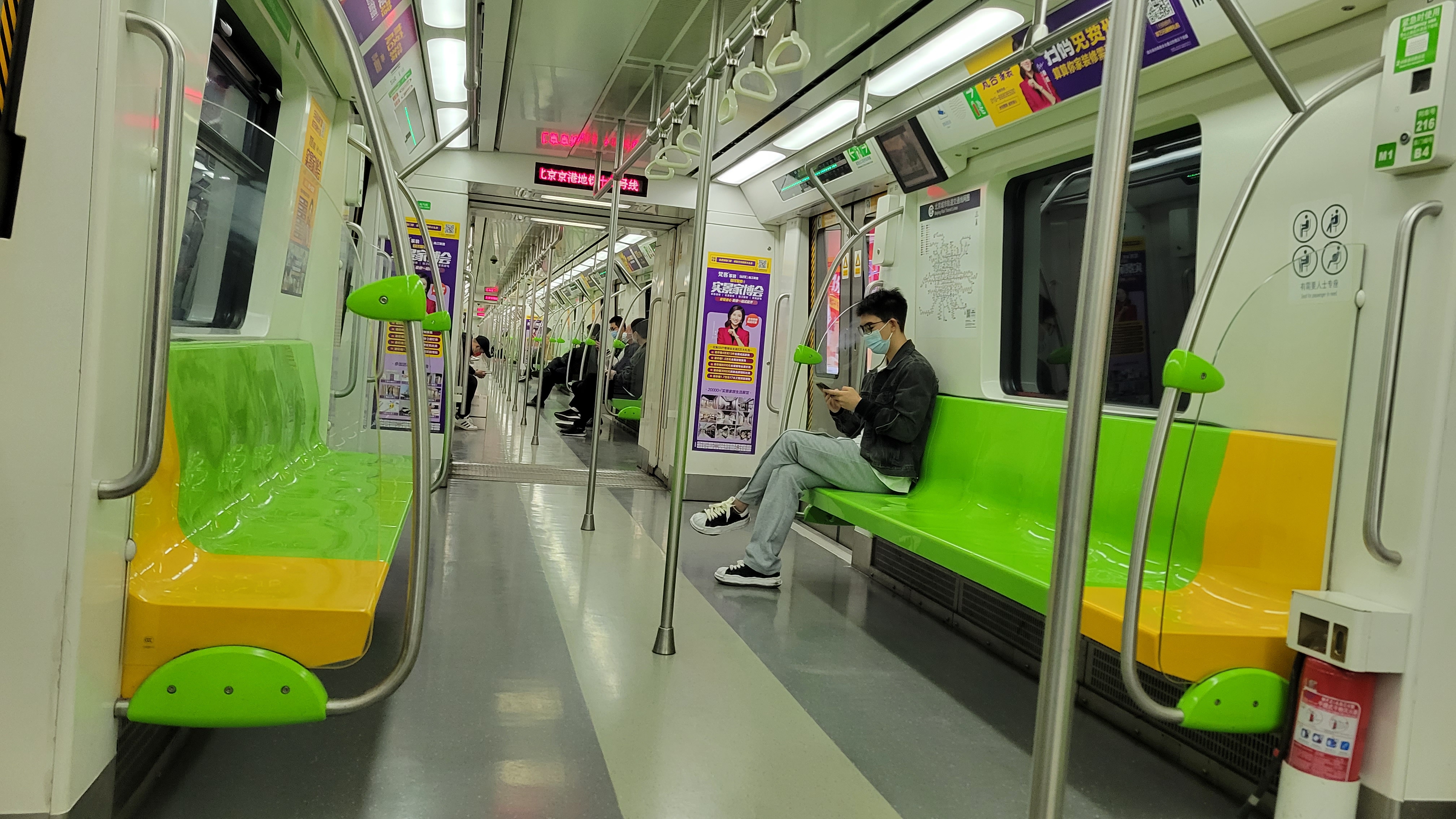 베이징시는 13일 기준 92개 지하철 역을 임시 폐쇄했다. 재택 근무 지침 속에 운행하는 지하철에도 승객이 드물다. (사진:조성원 기자)