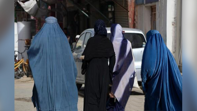 부르카 등을 입고 이동하는 아프가니스탄 여성들