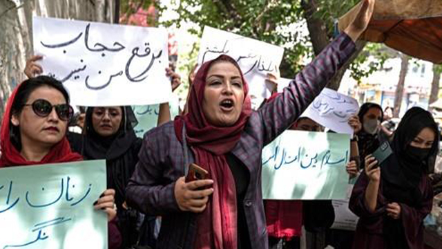 아프가니스탄 여성들이 탈레반의 조치에 반발하며 시위