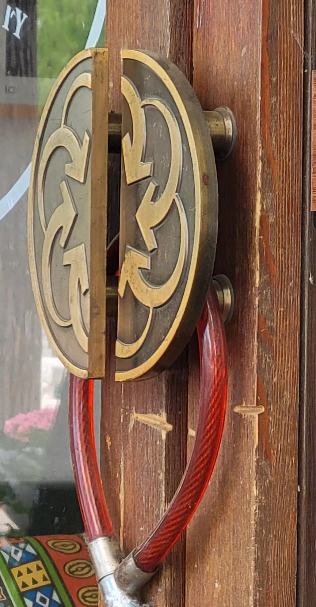 자물쇠로 굳게 문이 닫힌 점포 (사진: 김민성 기자)