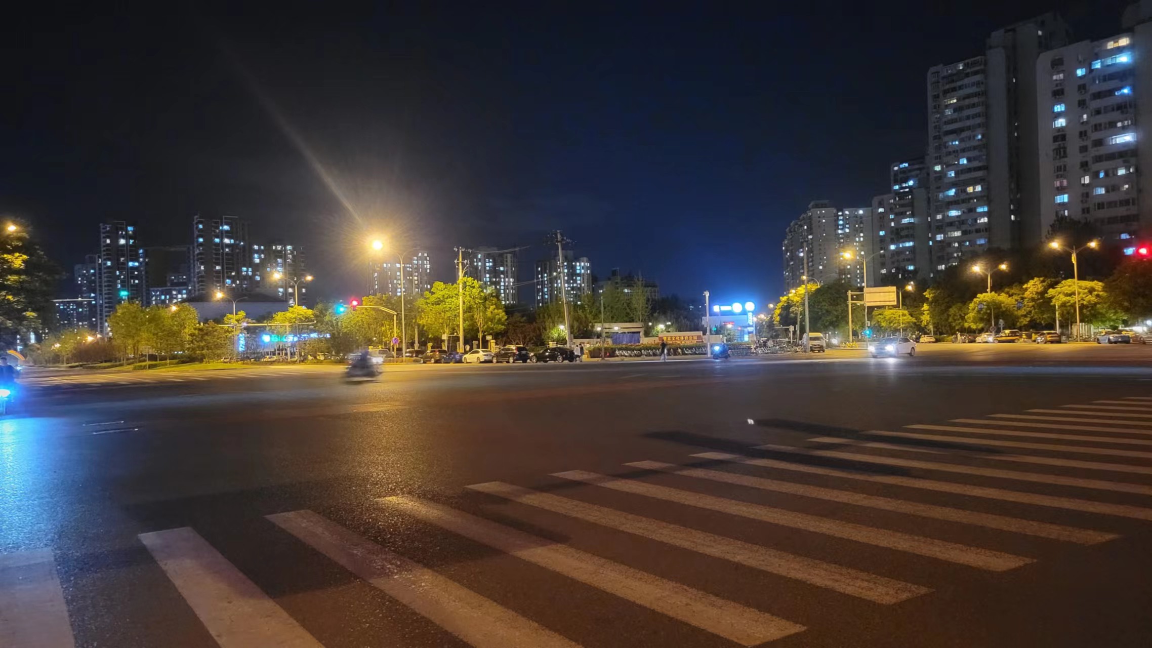 지나는 차량과 사람이 거의 없는 베이징 왕징 거리 (사진: 김민성 기자)