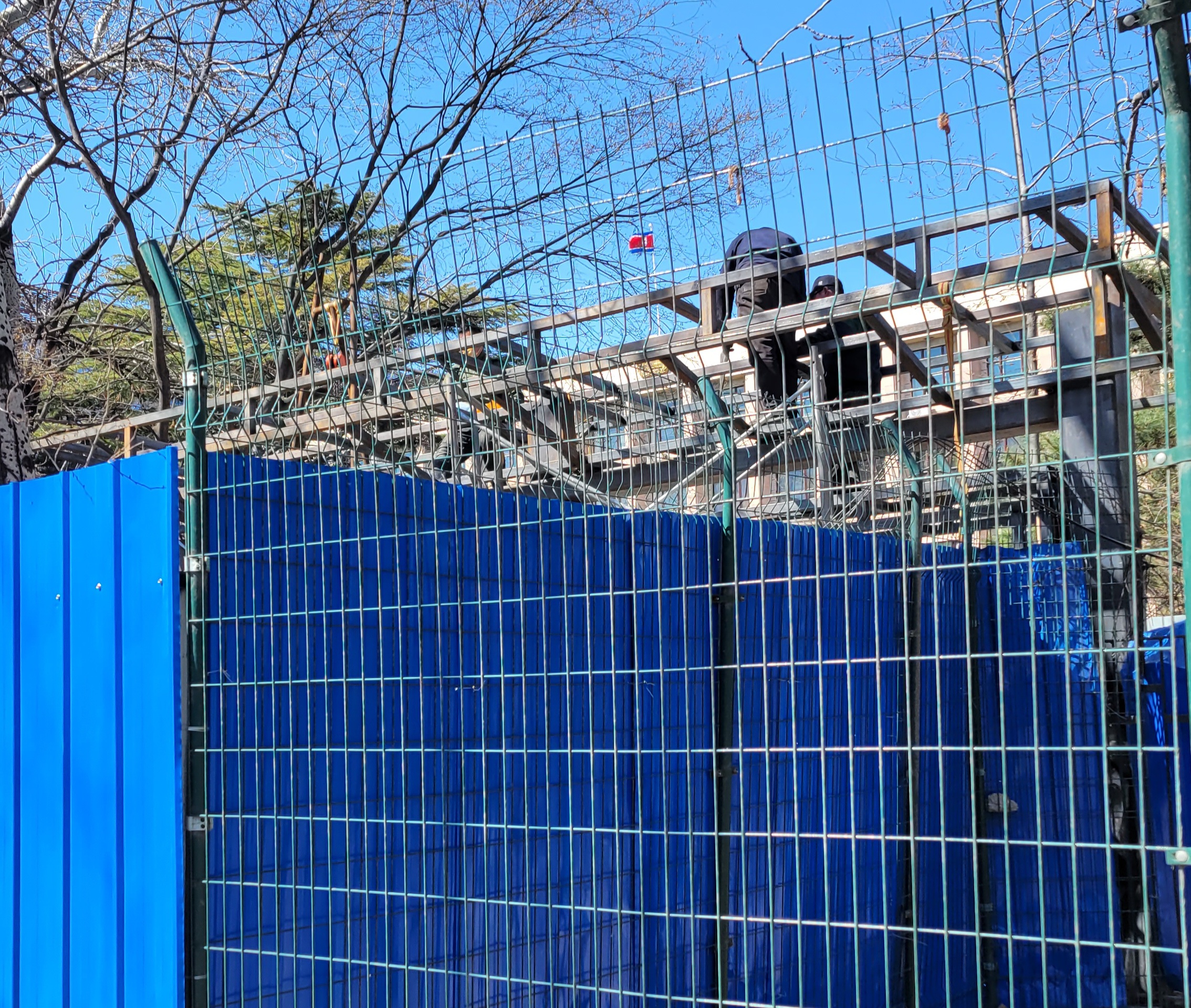 주중 북한대사관이 파란 가림판을 두르고 두 달여 공사한 끝에 새 게시판을 설치했다. (사진:조성원 기자)