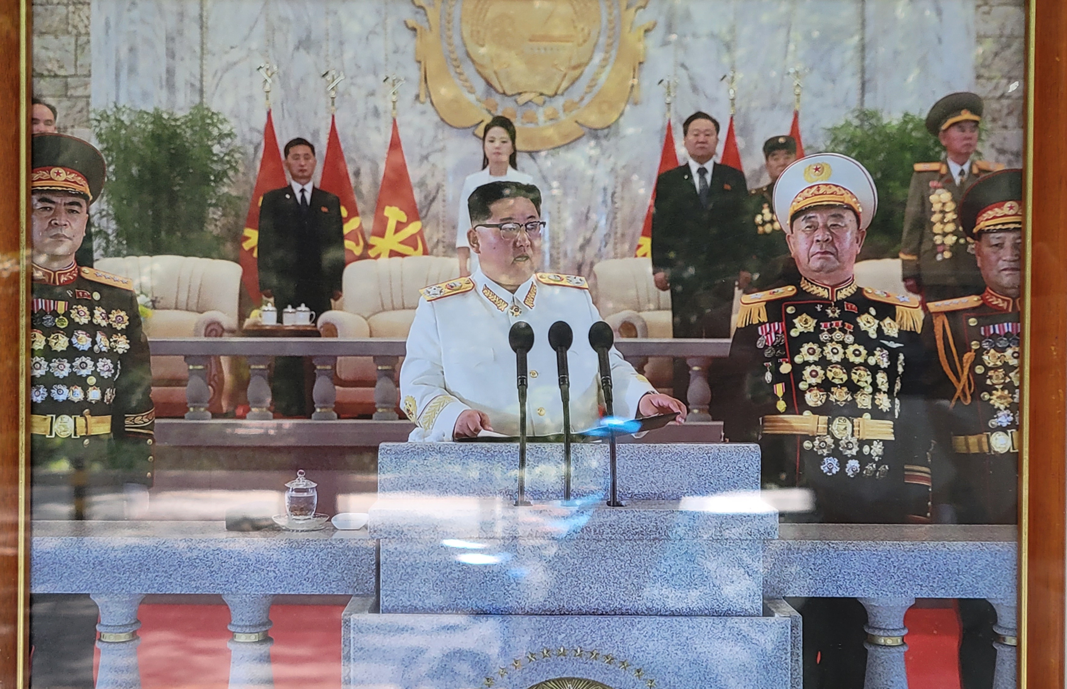 주중 북한대사관 게시판은 4월 25일 북한군 열병식에서 원수복을 입고 연설하는 김정은 위원장의 사진을 게시했다. (사진: 조성원 기자)