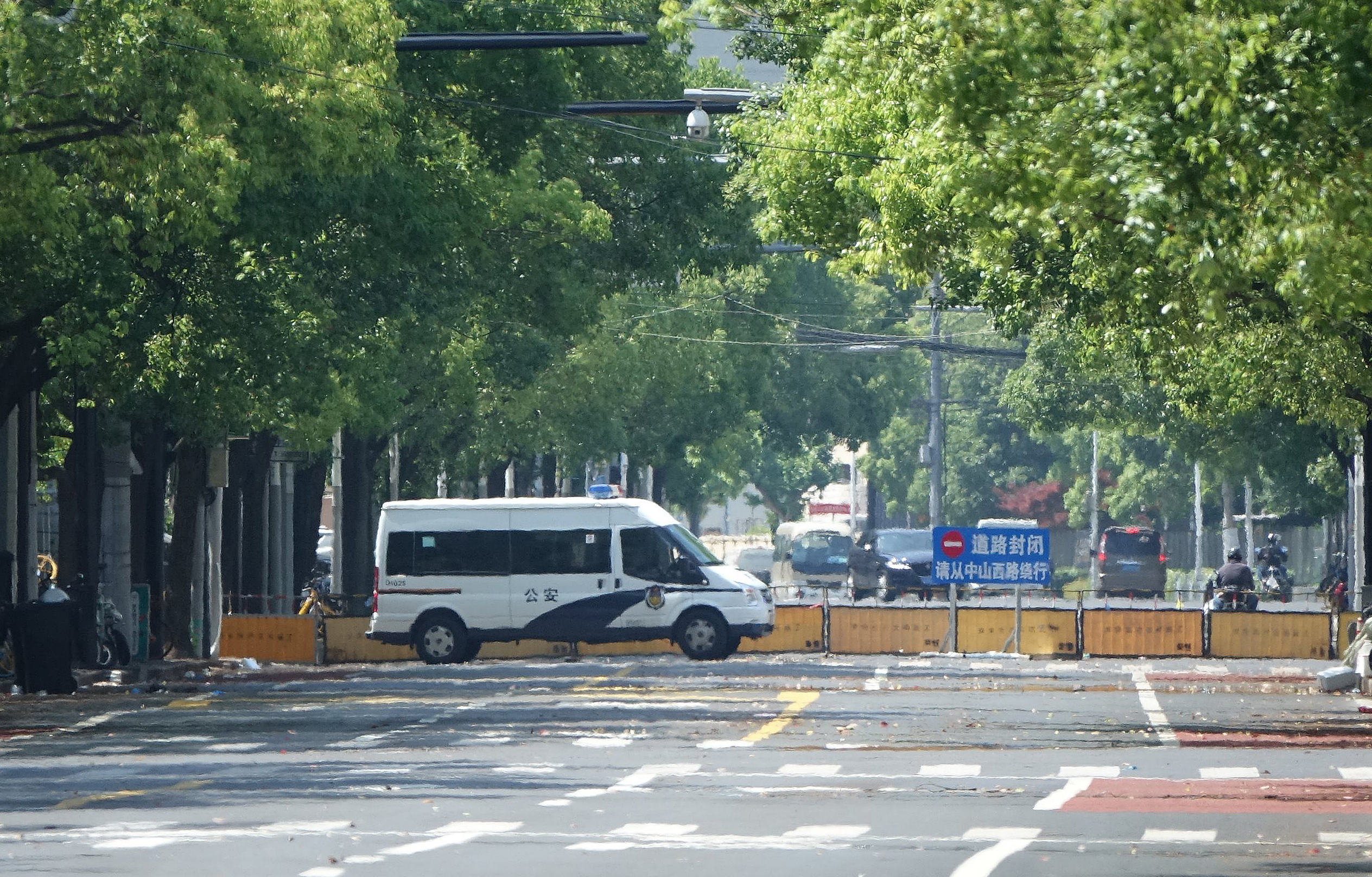 주요 도로 곳곳에 상하이로 차량과 사람이 오갈 수 없도록 설치된 장애물