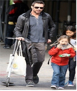 휴 잭맨의 딸 에바가 길거리에서 김을 먹는 모습