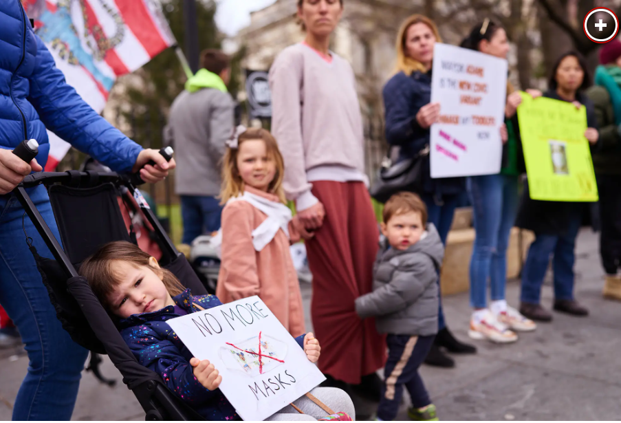 미국 뉴욕시에서 5세 미만 유아의 실내 마스크 착용 의무화를 완화해달라고 부모들이 항의하고 있다. (사진/뉴욕포스트 )
