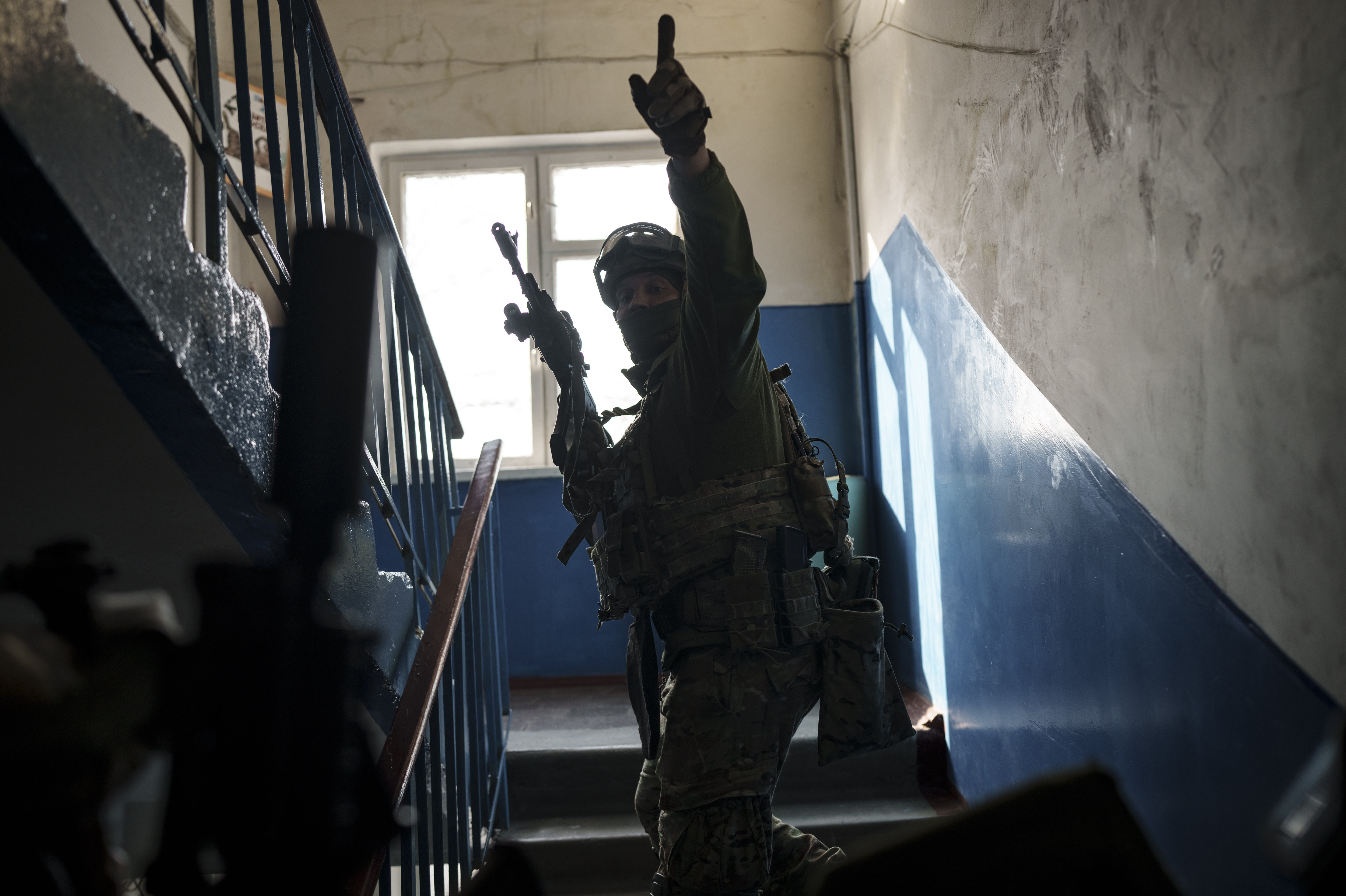 러시아군 협력자 체포 작전 중인 우크라이나 군인들