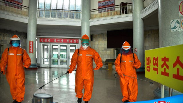 북한 평양역에서 방역 요원들이 역내를 소독하고 있다. (사진=북한 조선중앙통신)