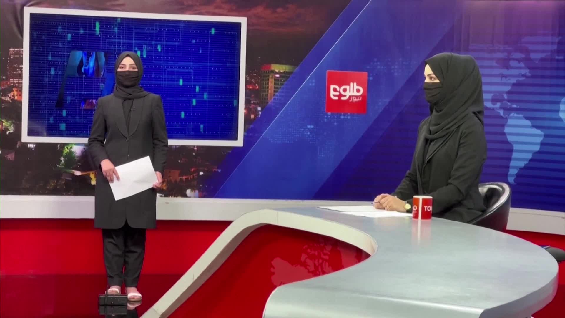 아프가니스탄 TV 방송에서 여성 앵커의 얼굴을 가리도록 한 조치가 첫 시행된 22일 톨로뉴스의 뉴스 스튜디오 모습.