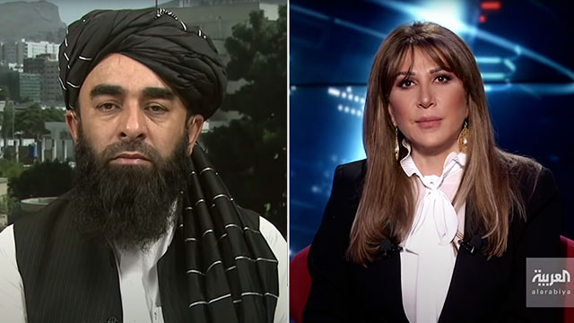 알아라비아(Al arabiya) 방송의 여성 앵커와 인터뷰하고 있는 자비훌라 무자히드 탈레반 대변인 (출처:알아라비아 유튜브)