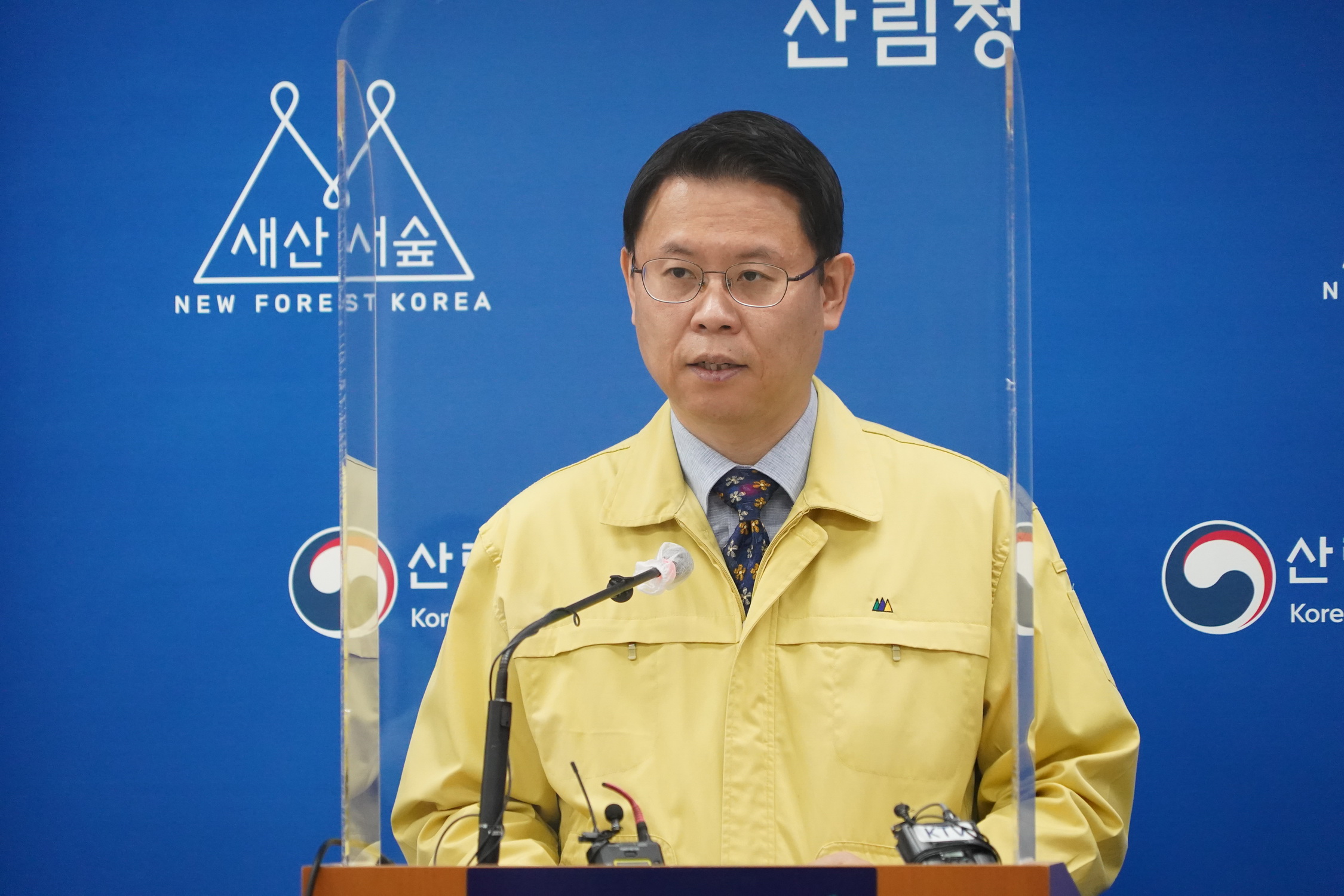 지난 12일 김용관 산림청 산림산업정책국장이 산불 피해 지역 복원 계획에 대한 브리핑을 하고 있는 모습. (사진 제공 : 산림청)