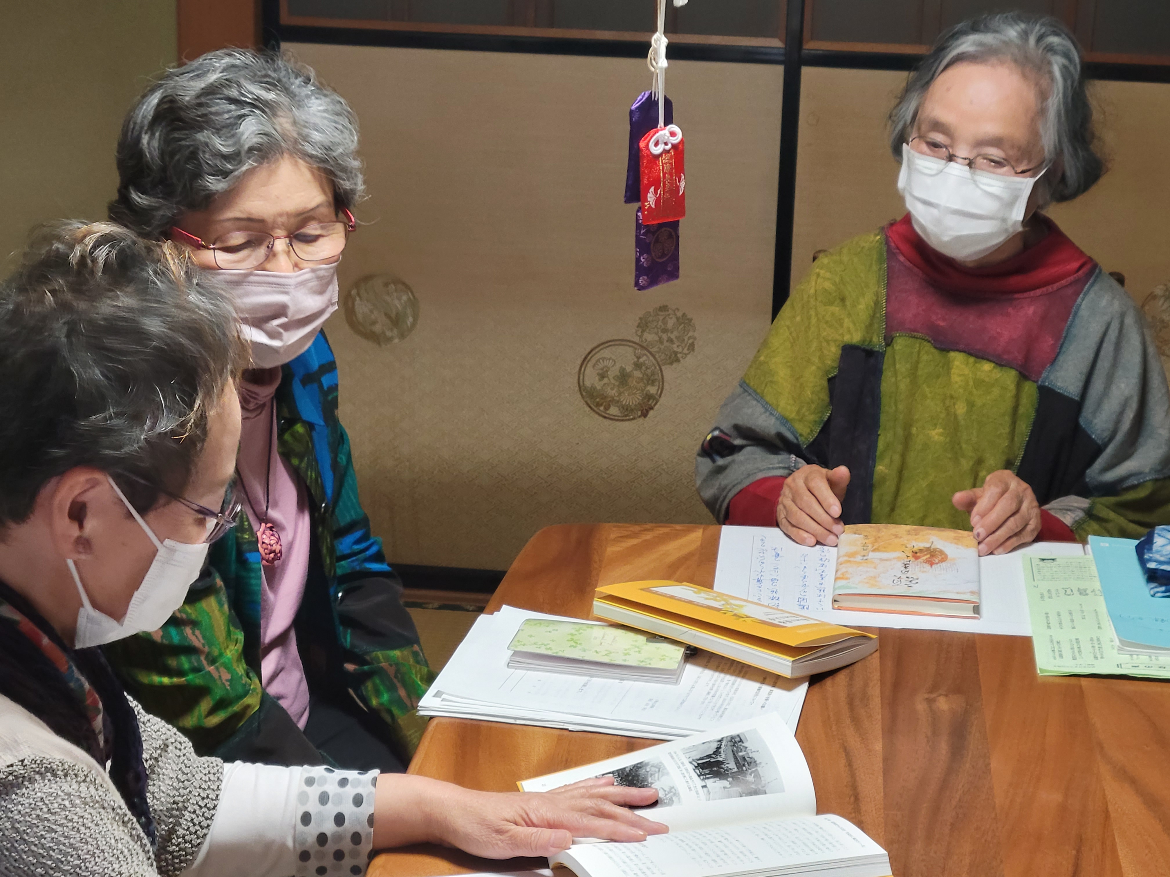 할머니들의 자서전을 읽고 이야기를 나누고 있는 일본인들