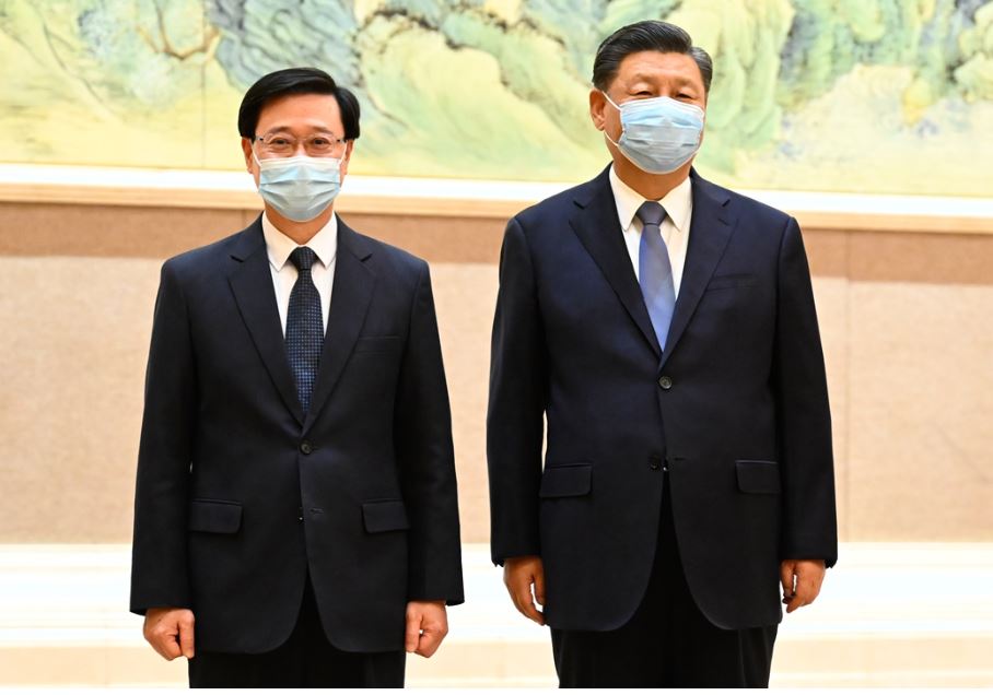 중국 시진핑 주석과 존 리 홍콩 행정장관 당선자(왼쪽),  베이징 댜오위타이(钓鱼台),  22년 5월 30일 (출처: 신화사)
