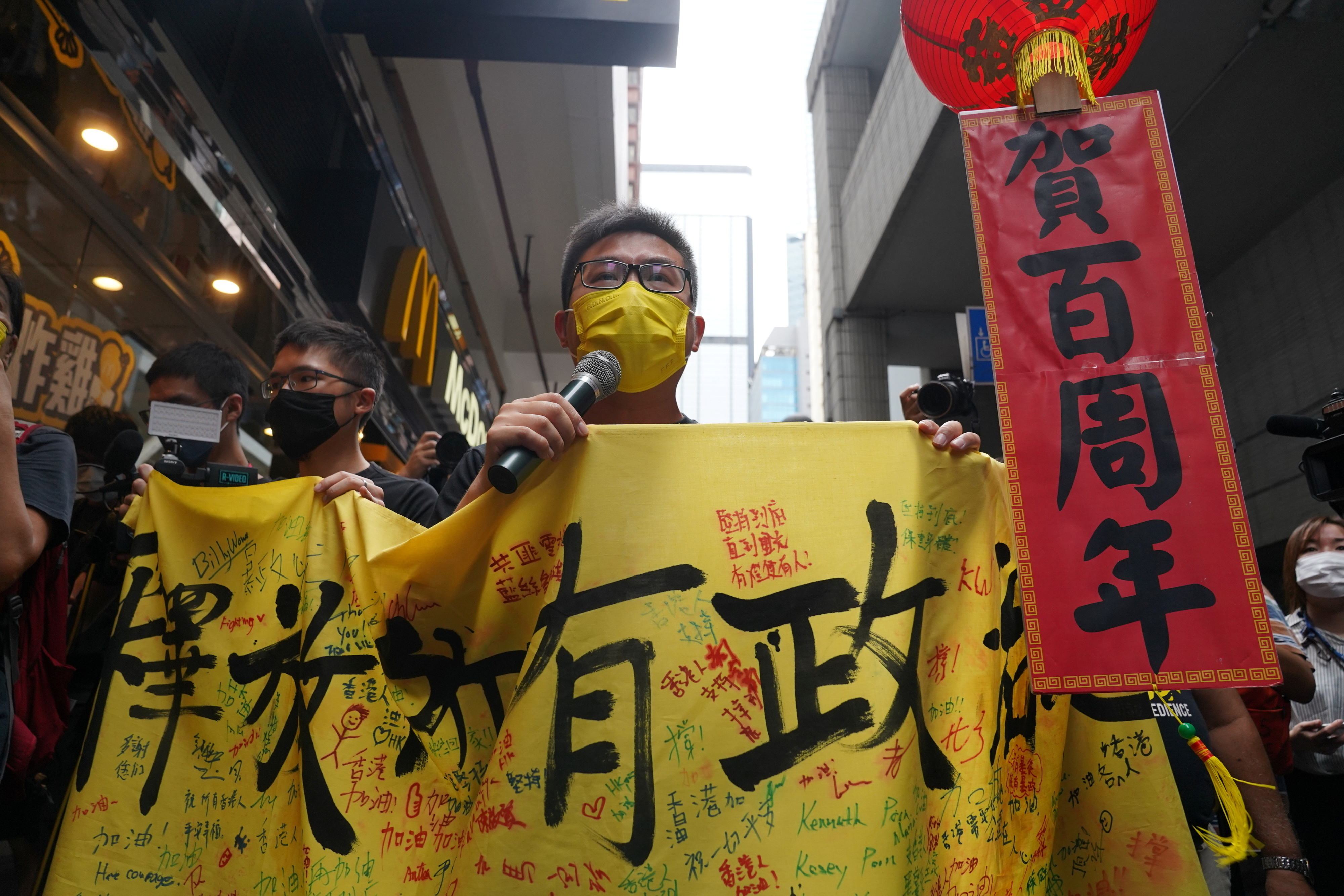 홍콩 반환 24주년 기념 국기 게양식이 열리는 가운데 민주화 시위대가 인근에서 행진을 벌이고 있다.  21년 7월 (로이터=연합뉴스)