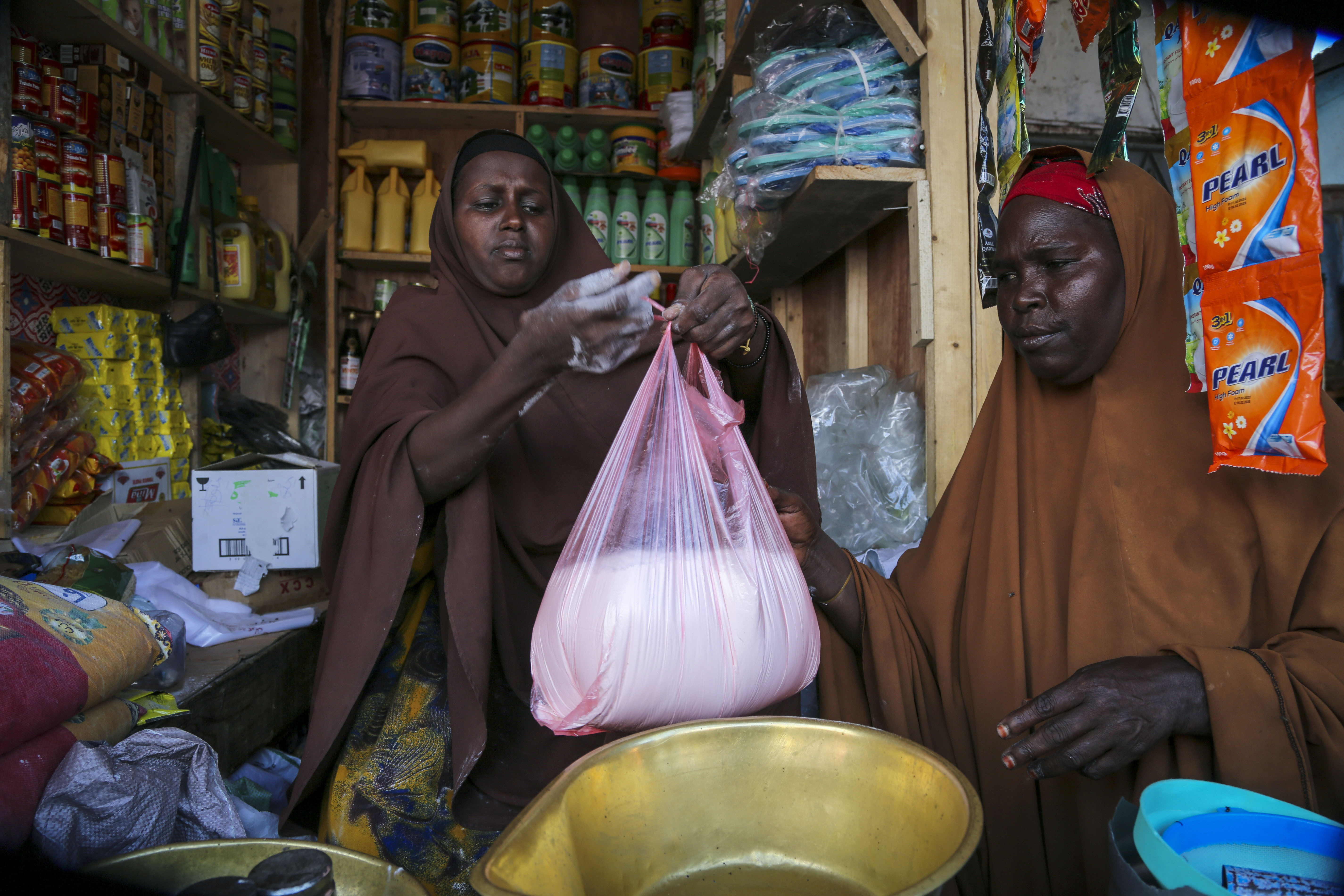 러시아-우크라이나 전쟁이 시작된지 100일째이다. 아프리카 주민들은 전보다 45%에 오른 가격에 밀가루를 구입하고 있다. 5월 26일 소말리아 수도 모가디슈의 한 상점에서 주민이 밀가루를 사는 모습이다. (사진/연합뉴스)