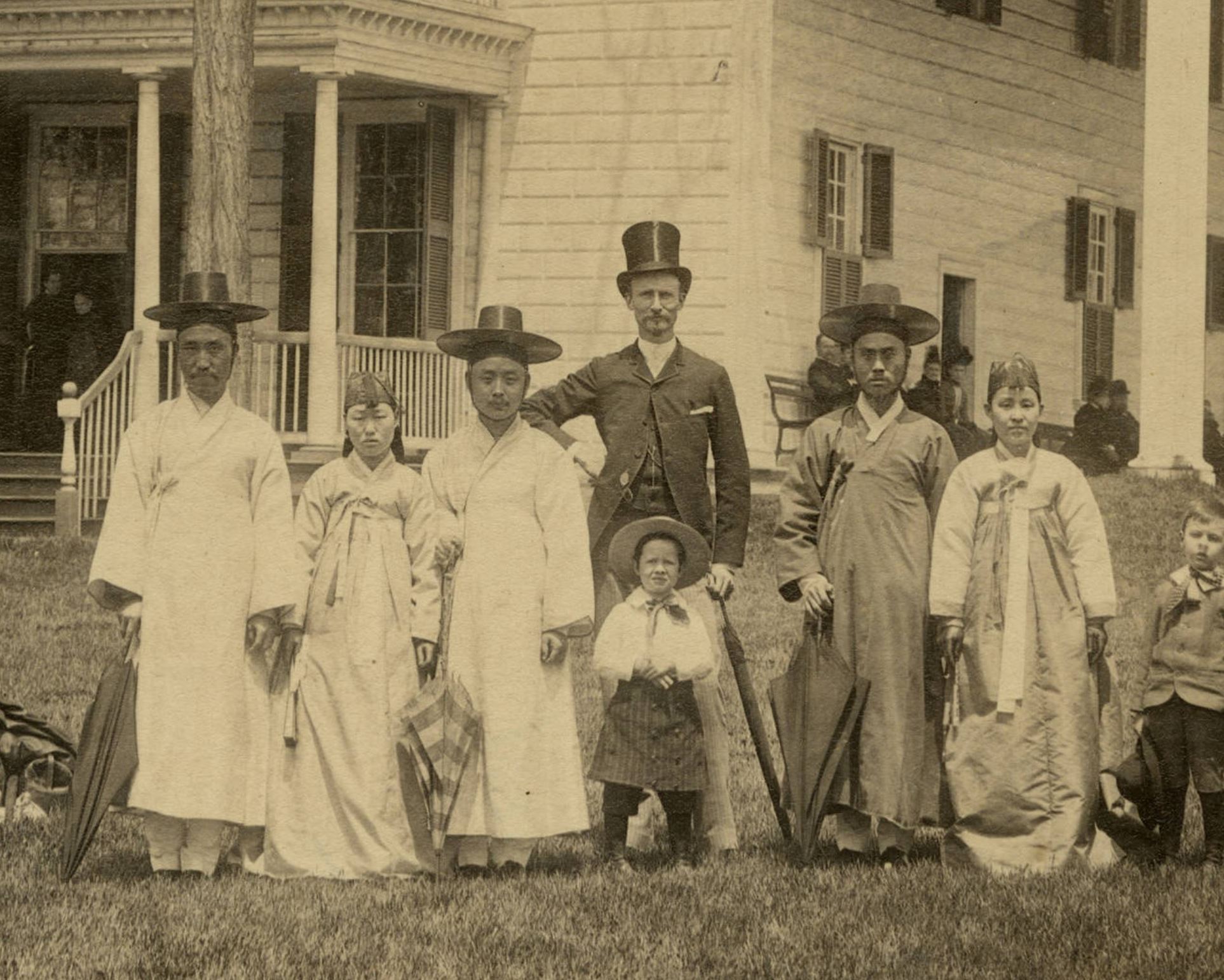 1889.5.6. 마운트 버넌 방문 당시. (왼쪽부터) 이하영, 이채연의 부인, 이채연, 알렌과 알렌의 딸, 이완용, 이완용의 부인