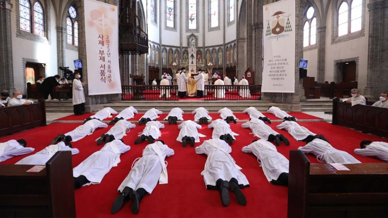 2022년 천주교 서울대교구 사제 및 부제 서품식(사진 출처: https://www.vaticannews.va/ko.html)