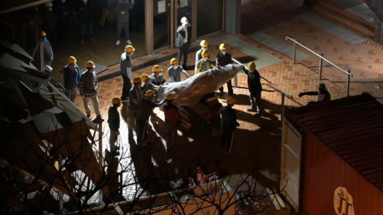 지난해 12월 22일 ‘수치의 기둥’이 한밤중에 인부들에 의해 철거되는 모습. (출처: rfa)