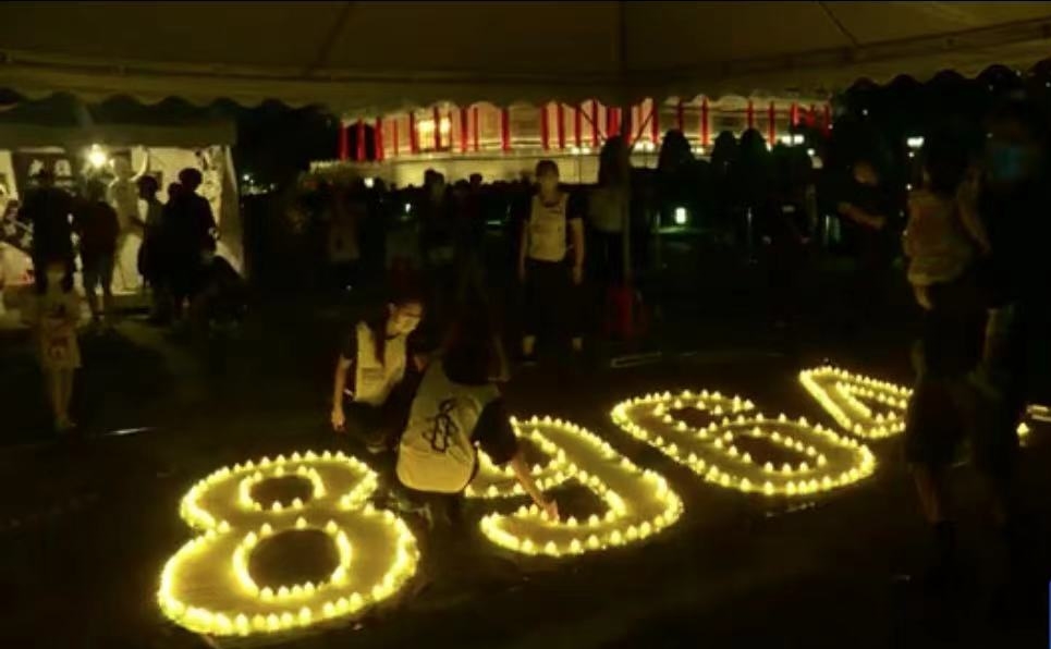 ‘6.4 33주년 기념행사’에 모인 타이완 시민들이 1989년 6월 4일 톈안먼 민주화 시위를 상징하는 숫자에 촛불을 놓고 있다. (출처: NTDAP TV)