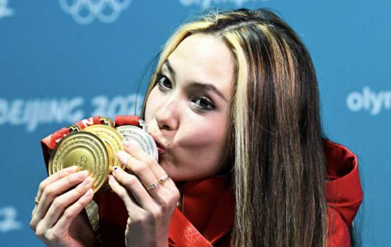구아이링은 2022 베이징 동계올림픽에서 중국에 금메달 2개와 은메달 1개를 안겼다. (출처: 바이두)