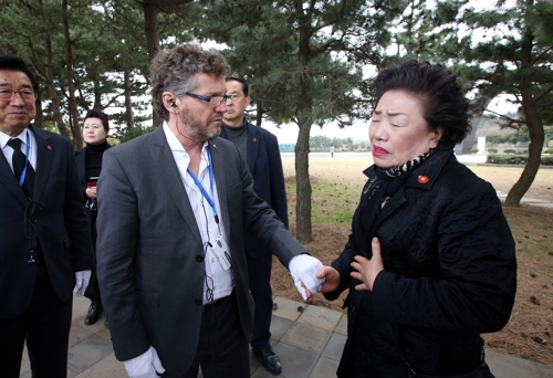 2019년 한국을 비공식 방문한 살비올리 보고관이 제주에서 4.3사건 유족과 면담하고 있다. [사진출처 : 연합뉴스]