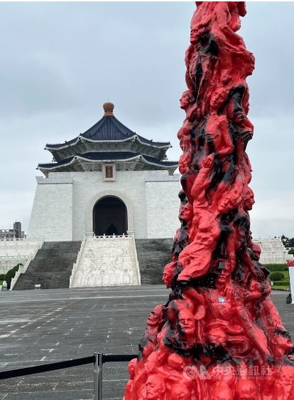 검은색 스프레이로 훼손된 수치의 기둥, 타이베이 중정기념관 (출처: 타이완 중앙통신사)