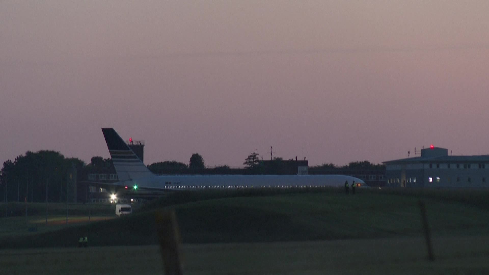 현지 시간 14일,  영국 윌트셔 군 공항에서 난민 신청자를 태운 채 르완다로 가기 위해 대기 중인 항공기의 모습