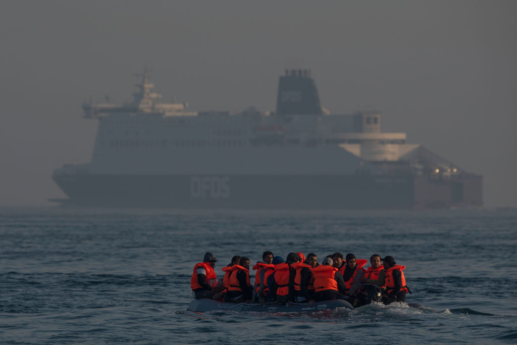 지난해 7월, 프랑스에서 고무보트를 타고 영국 해협을 건넌 난민들의 모습. 출처 : 게티이미지