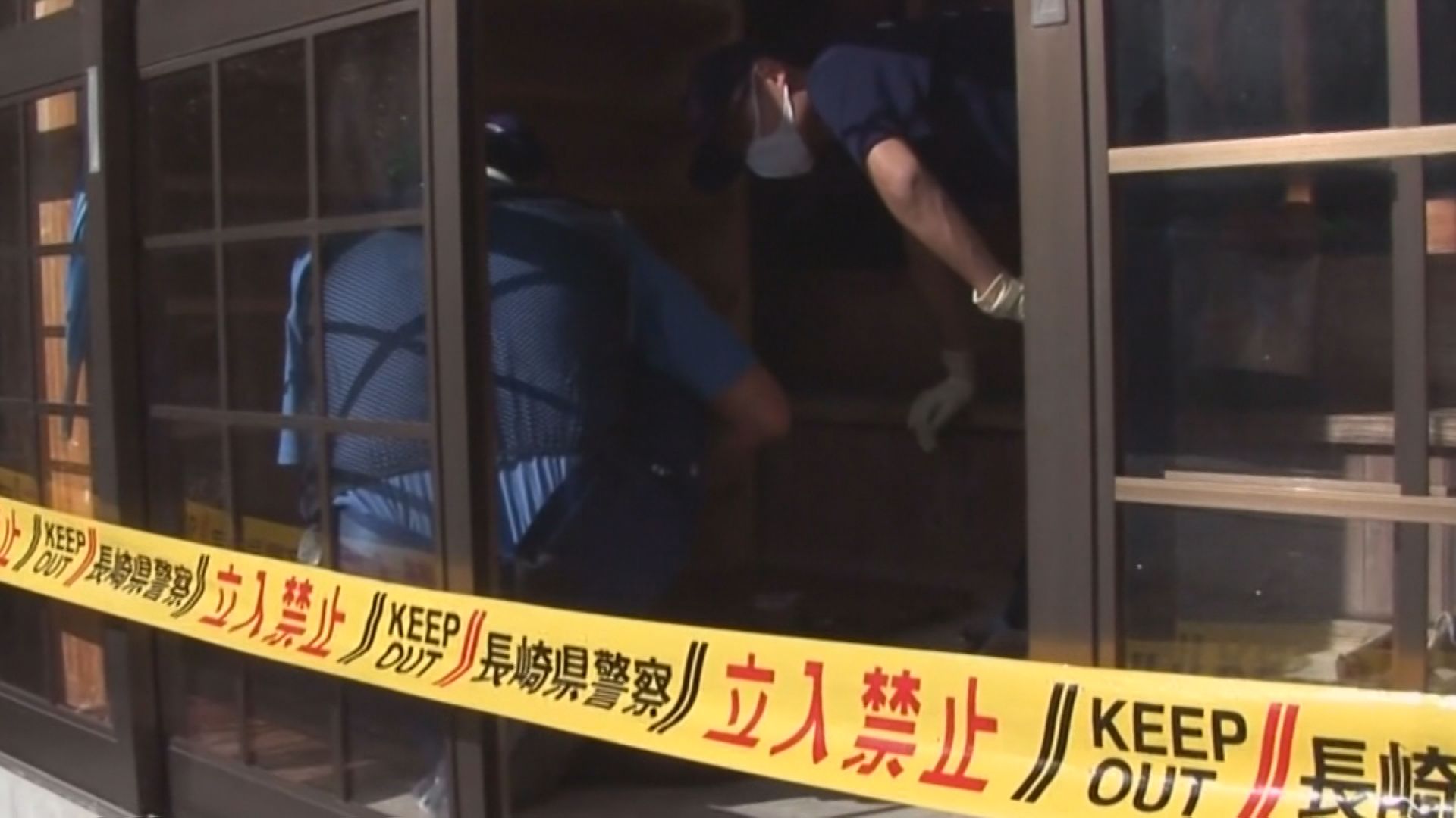 일본 나가사키현 대마도의 사찰 관음사(간논지)에서 불상이 사라진 뒤 수사를 벌이는 일본경찰.