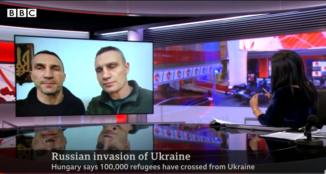 러시아 침공 이후 3월 3일 영국 BBC와 화상 인터뷰를 하는 블라디미르(왼쪽), 비탈리(오른쪽) 클리츠코 형제. 형제는 “여기는 우리 부모가 묻혀 있고, 우리 아이들이 학교에 다니는 고향이다. 당신이라면 어떻게 하겠느냐”면서 키이우 시민군을 이끌고 저항하는 이유를 설명했다. (출처: BBC 화면 캡처)