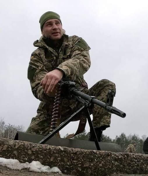 기관총을 들고 전투를 준비하고 있는 비탈리 클리츠코(51) 키이우 시장.