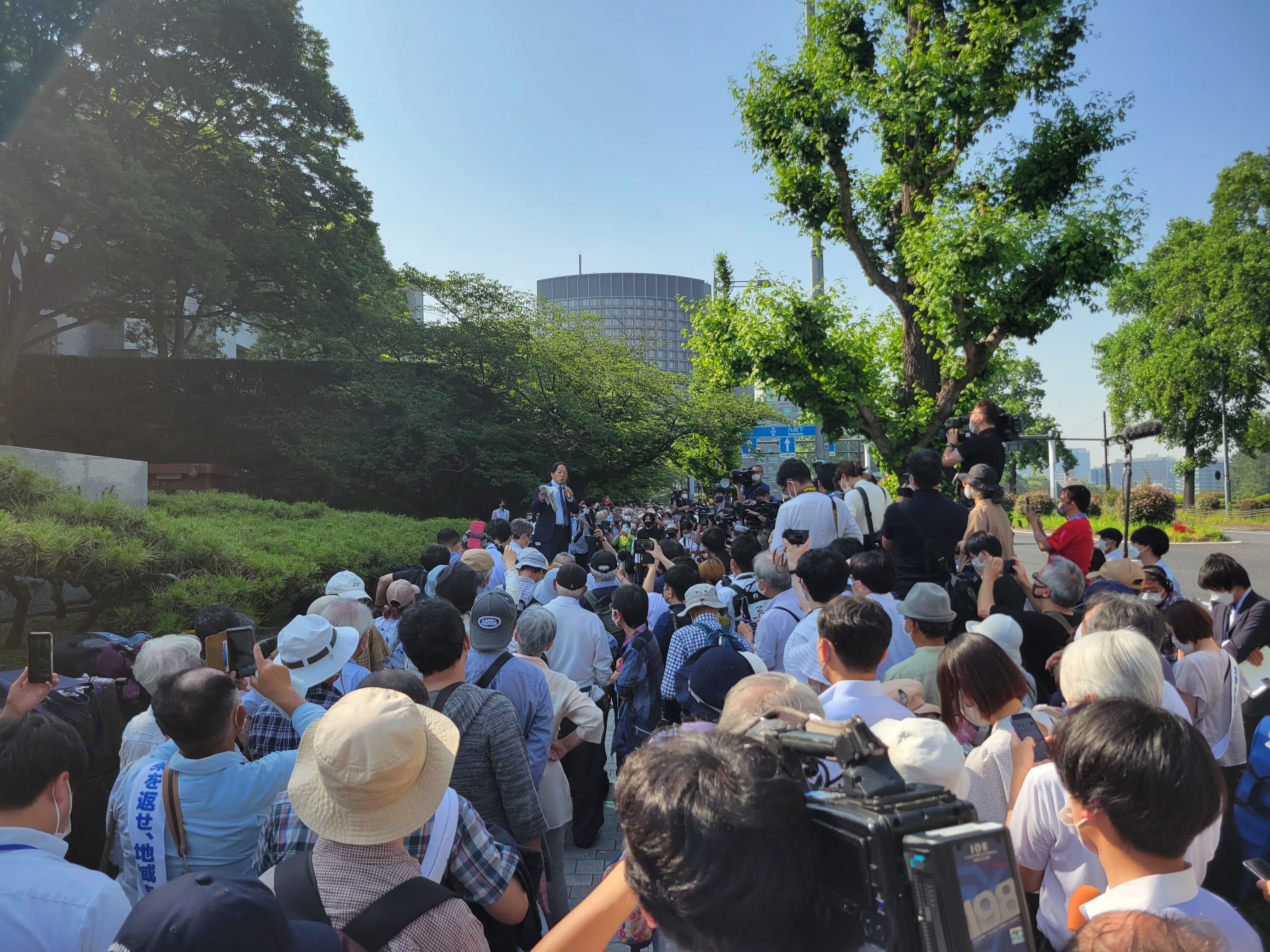 최고재판소 앞에서 판결 소식을 전하고 있는 후쿠시마 소송 변호인