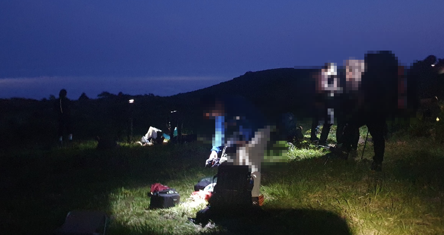 지난 17일 밤 8시쯤 한라산 1,600m 지점에서 불법 야영을 하다 적발된 등산객들 (제공:한라산국립공원관리사무소)