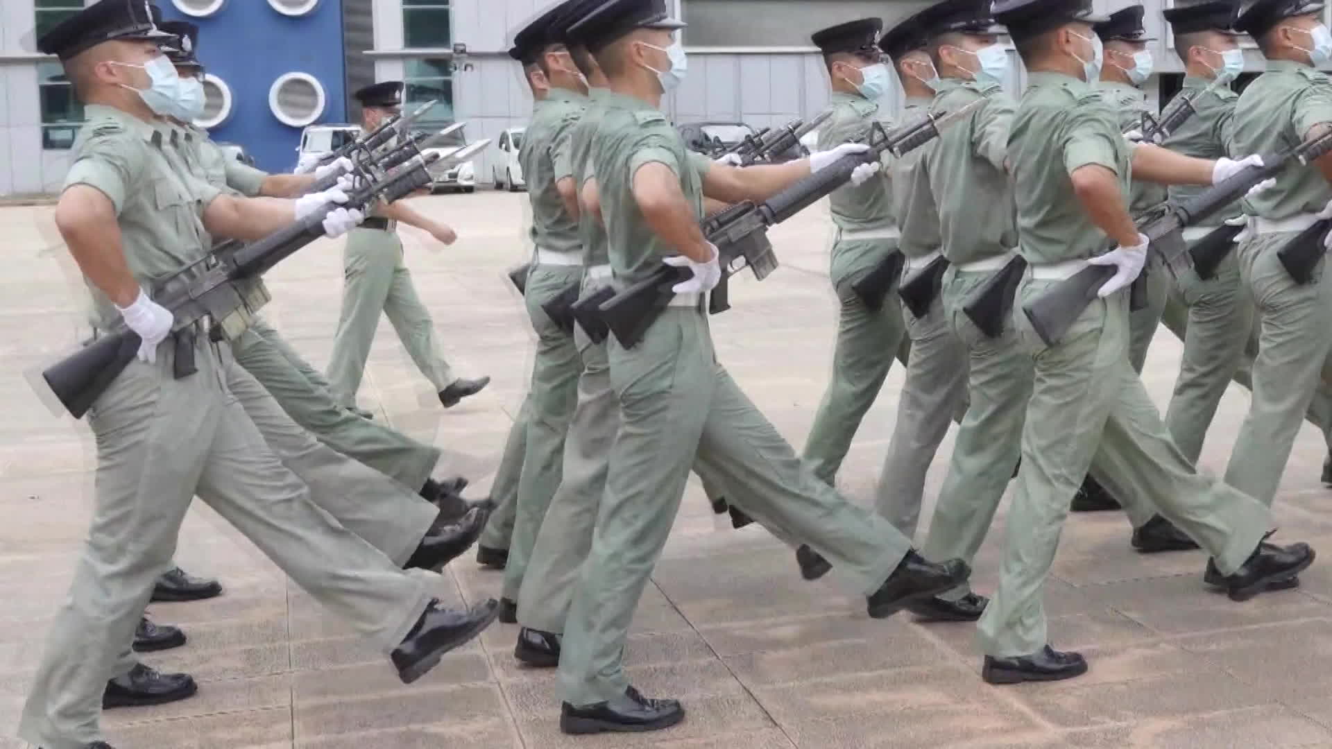 홍콩 수습 경찰들이 제식훈련 중 무릎을 펴고 걷는 중국식 걸음걸이로 행진하는 모습. 홍콩에서는 7월 1일부터 기존 영국식 대신 이 같은 중국식 제식훈련만 실시한다.(CCTV 캡처)