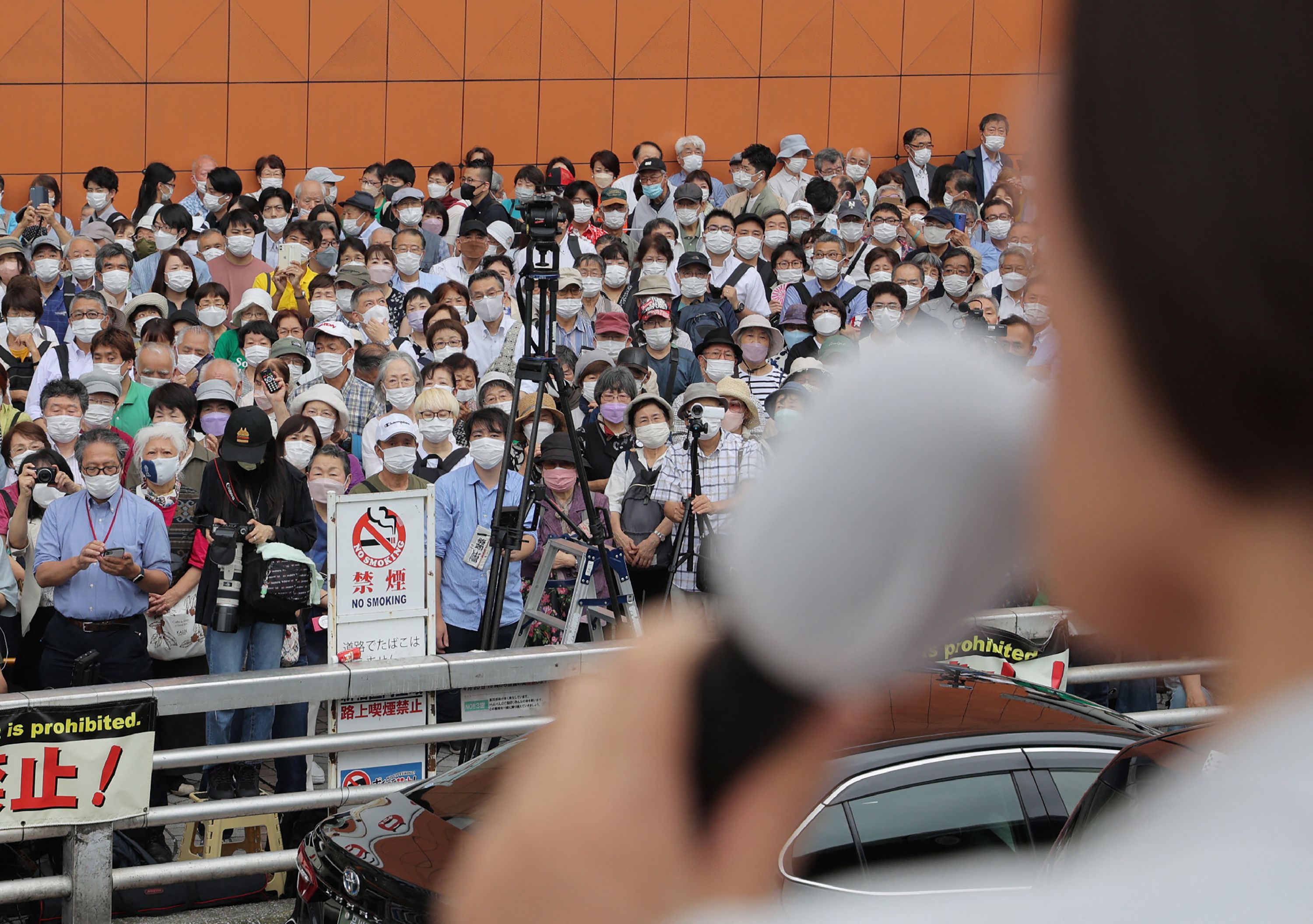 다음 달 10일 실시되는 일본 참의원 선거 유세 첫날인 22일 도쿄에서 유권자들이 유세 연설을 듣고 있다.