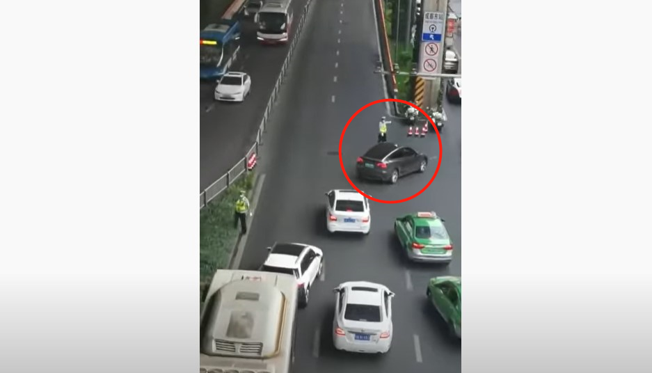 6월 8일 한 제보자가 촬영한 영상. 경찰이 쓰촨성 청두 시내로 진입하는 도로에서 테슬라 차량만 골라내 차로를 변경하도록 지시하고 있다. (출처: 유튜브)
